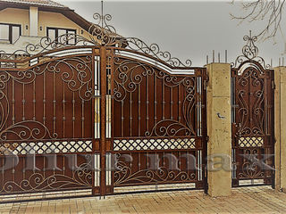 Porți,  copertine, garduri, balustrade,gratii, uși metalice și alte confecții din fier.