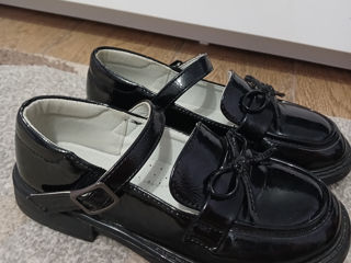 Pantofi de școală, sandale