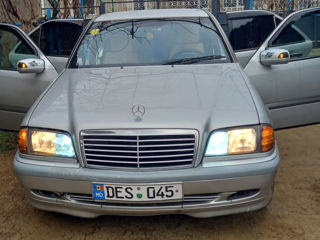 Mercedes C-Class foto 1