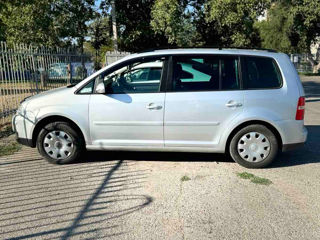 Volkswagen Touran foto 2