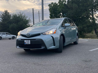 Toyota Prius v foto 1