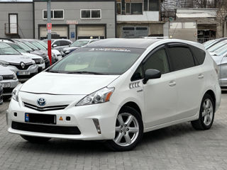 Toyota Prius v foto 4