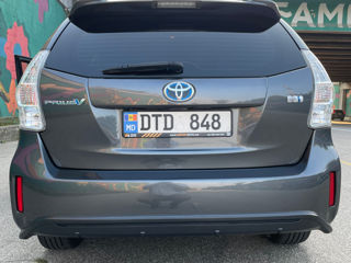 Toyota Prius v foto 10