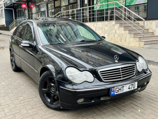 Mercedes C-Class foto 2