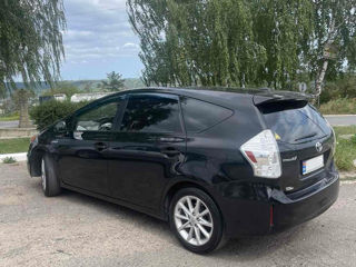 Toyota Prius v foto 6