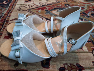 Pantofi noi pentru dansuri fete, albi, lac, marimea 23,5