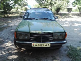 Mercedes Series (W123) foto 1