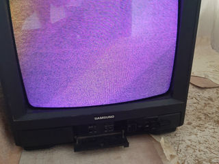 Телевизор Televizor Samsung в рабочем состоянии.
