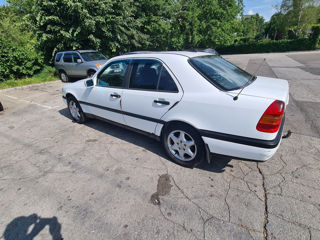 Mercedes C-Class foto 2