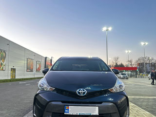 Toyota Prius v foto 3