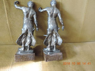 Продам Старинные две металлические статуэтки 1919 года  Стеклянный соусник 1912 год   Чеканное панно foto 2