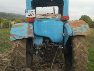 Vînd tractor foto 2