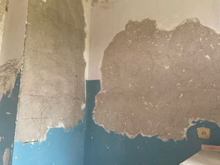 Чистка стен от старого покрытия, подготовка стен и потолков к ремонту, чистка пола от смолы и клея.