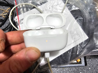 Продаю оригинальный кейс airpods foto 2