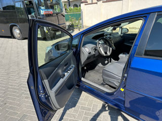 Toyota Prius v foto 3