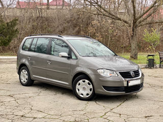 Volkswagen Touran foto 2