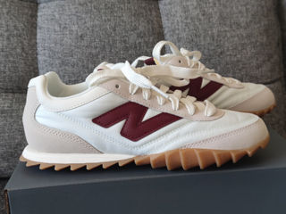 New Balance RC30 trainers with gum sole in white and red Новые