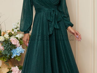 Rochie de seară (culoarea verde-smarald, mărimea 48) și pantofi potriviți ținutei (mărimea 40)