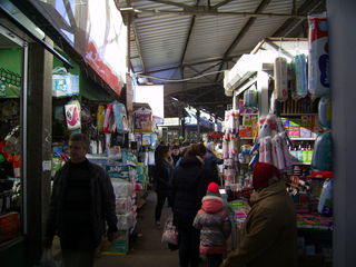 Торговый киоск на рынке в центре Бельц foto 4