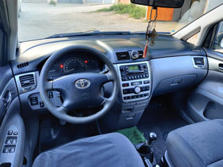 Toyota Avensis Verso foto 4