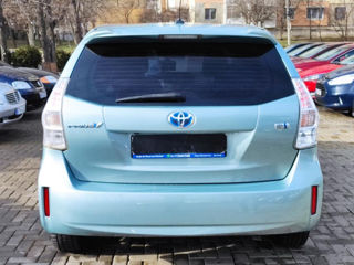 Toyota Prius v foto 12