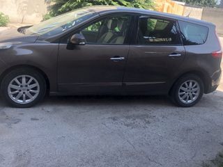 Dau în chirie automobile 7 locuri