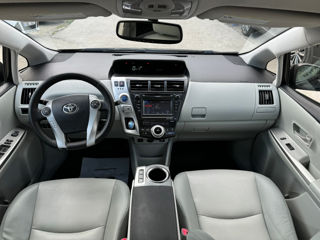 Toyota Prius v foto 11