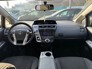 Toyota Prius v foto 11