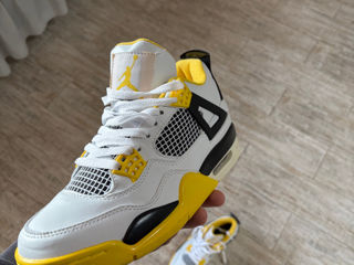 Jordan 4 Vivid Sulfur