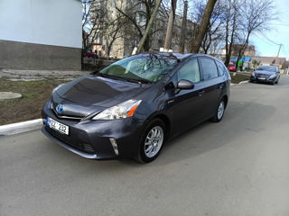 Toyota Prius v foto 2