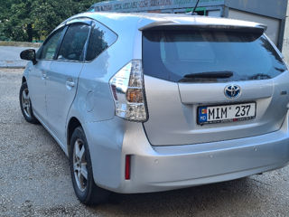 Toyota Prius v foto 3