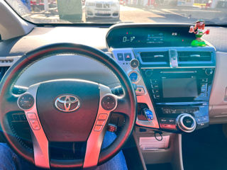 Toyota Prius v foto 8