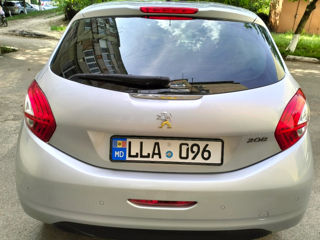 Peugeot 208 foto 8