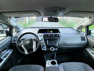 Toyota Prius v foto 4