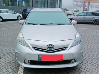 Toyota Prius v foto 1