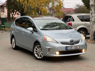 Toyota Prius v foto 2