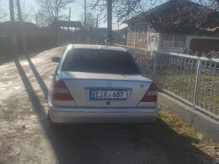 Mercedes C-Class foto 2