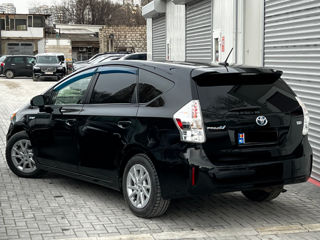 Toyota Prius v foto 5