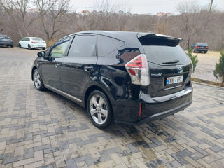 Toyota Prius v foto 2