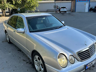 Mercedes E-Class foto 1