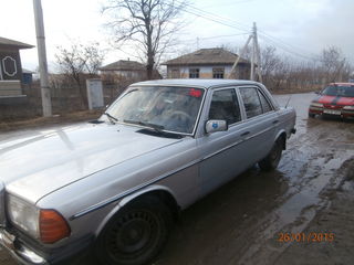 Mercedes Series (W123) foto 1