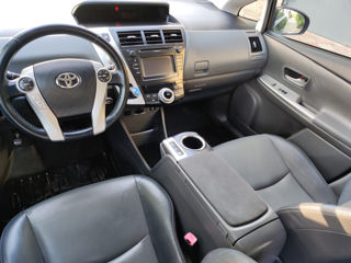 Toyota Prius v foto 5