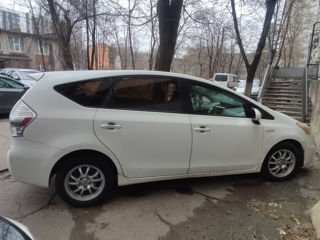 Toyota Prius v foto 3