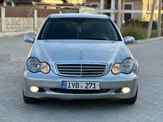 Mercedes C-Class foto 2