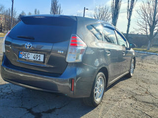 Toyota Prius v foto 4