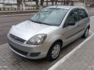 Ford Fiesta foto 2