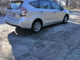 Toyota Prius v foto 4