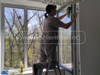 Servicii de spălarea a geamurilor interior/exterior! Spălare fațade, vitrine, etc. фото 2