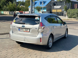 Toyota Prius v foto 3