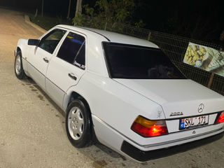 Mercedes Series (W124) foto 1